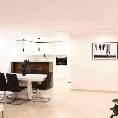 Large Modern Beach Front Apartment, Rooftop Pool!! Marbella Eksteriør bilde