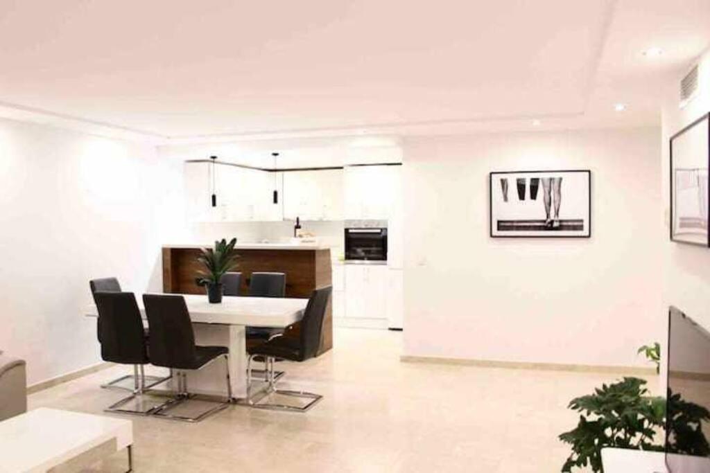 Large Modern Beach Front Apartment, Rooftop Pool!! Marbella Eksteriør bilde