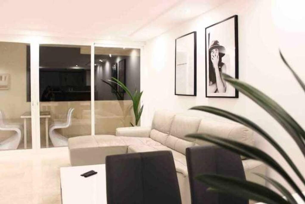 Large Modern Beach Front Apartment, Rooftop Pool!! Marbella Eksteriør bilde