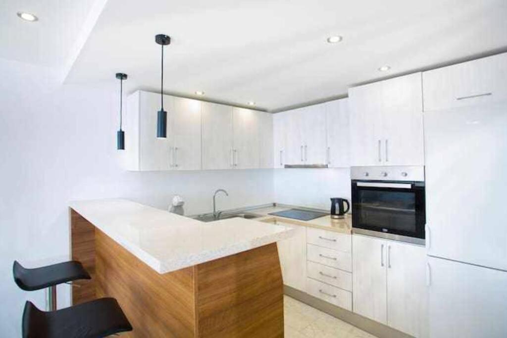 Large Modern Beach Front Apartment, Rooftop Pool!! Marbella Eksteriør bilde