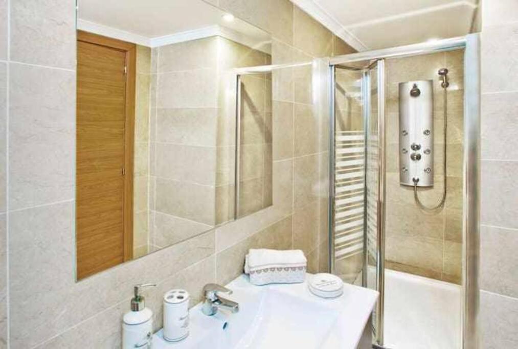 Large Modern Beach Front Apartment, Rooftop Pool!! Marbella Eksteriør bilde