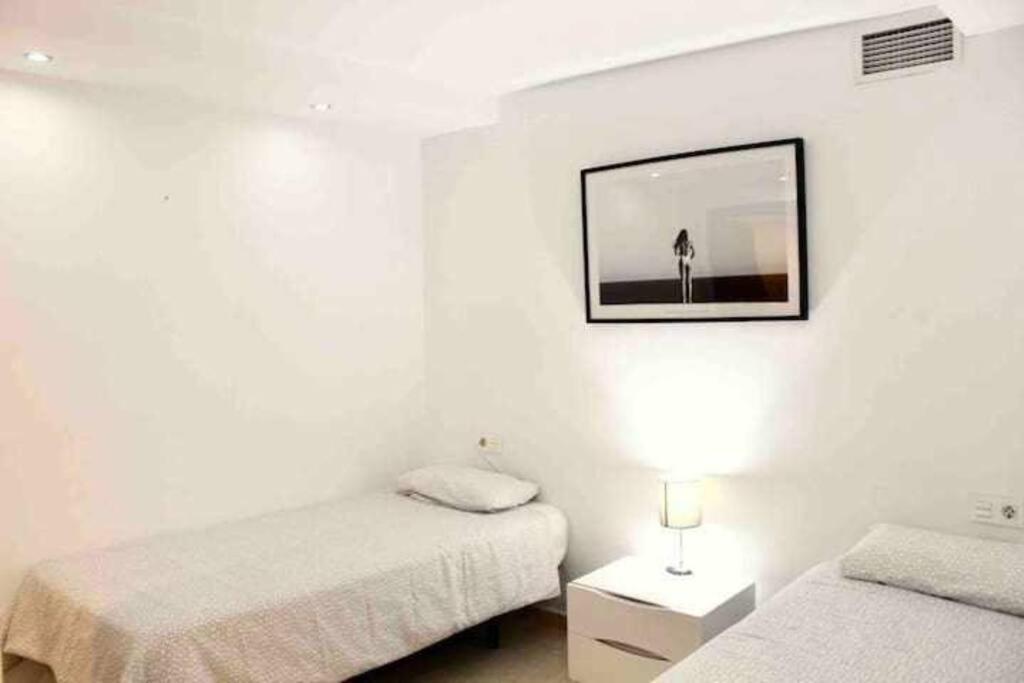 Large Modern Beach Front Apartment, Rooftop Pool!! Marbella Eksteriør bilde